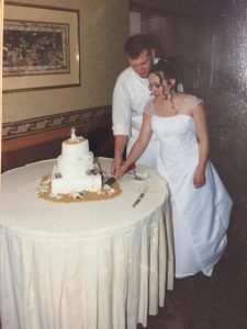 Keuer Wedding cutting cake