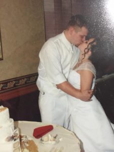 Keuer Wedding cutting cake kiss